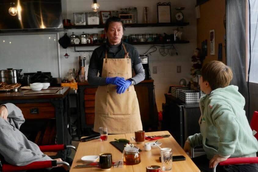 Ian talking guests through the ingredients at the kitchen table